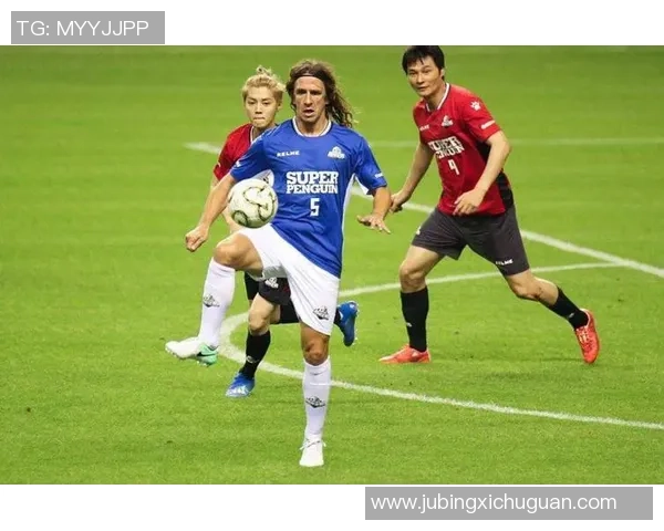 足球巨星跨界挑战泳池争锋 谁将成为水中最快的球王